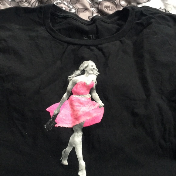 Bitten by Sarah Jessica Parker Tops - Women’s sex and the city T-shirt